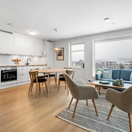 Modern Escape I Great Location I Balcony View 트롬쇠