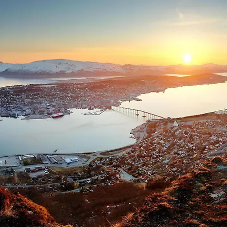 Modern Escape I Great Location I Balcony View Apartment *