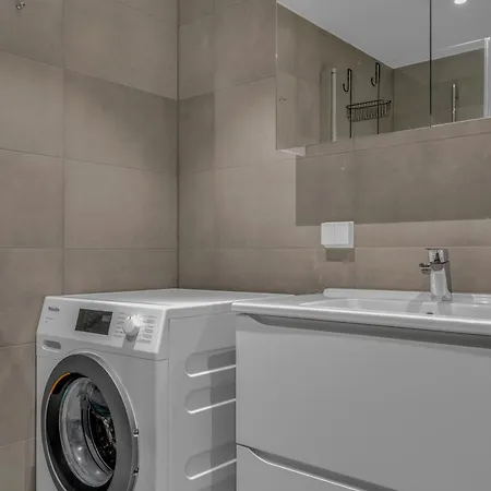 Apartment Modern Escape I Great Location I Balcony View *